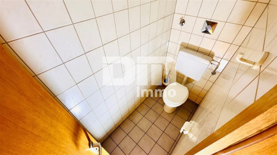 Zwei- bis Dreifamilienhaus + Großes Nebengebäude / Halle in gesuchter Lage - Nebengebäude Halle WC